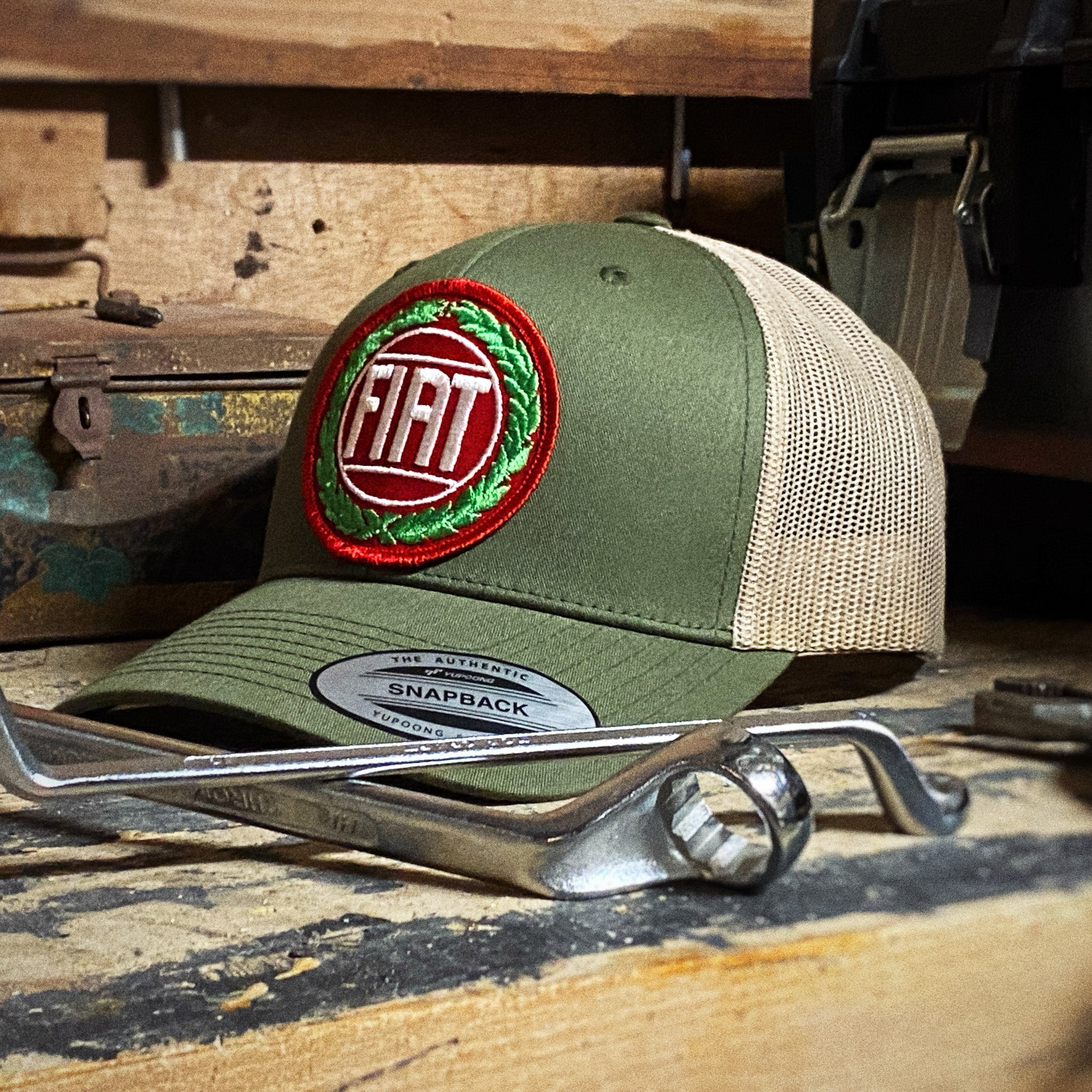 Casquette retro trucker bicolore avec écusson vintage "Fiat"