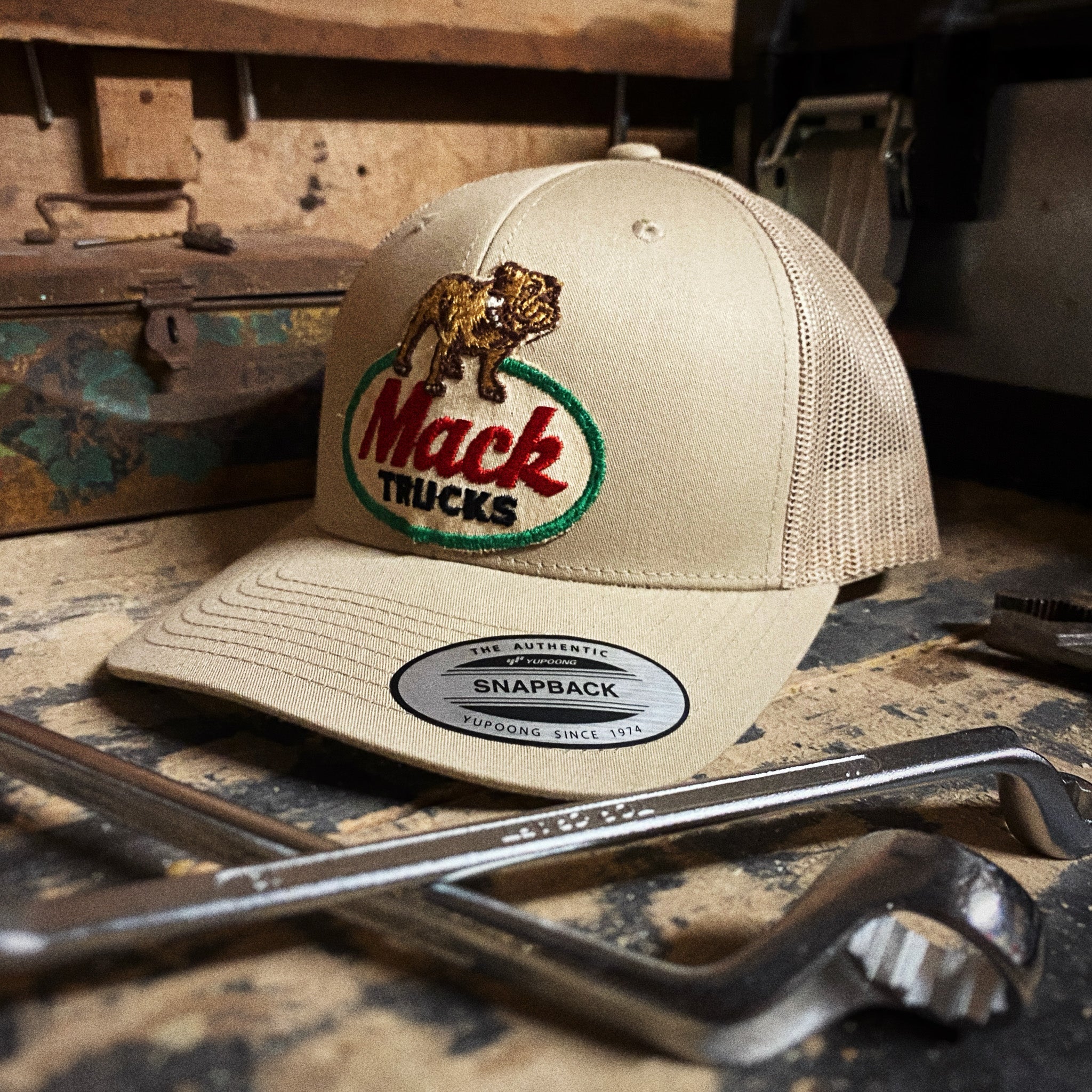 Casquette retro trucker avec écusson vintage 
