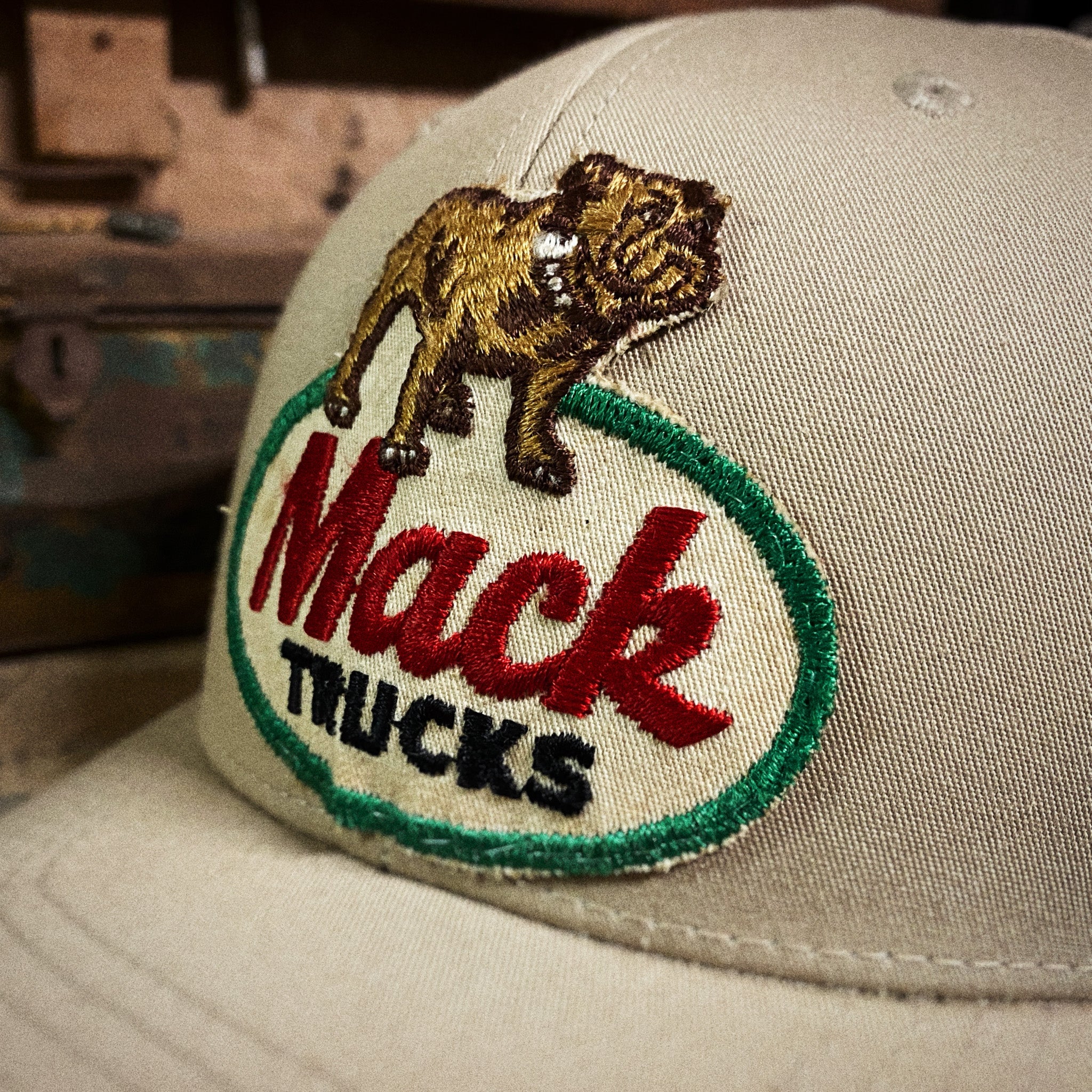 Casquette retro trucker avec écusson vintage 
