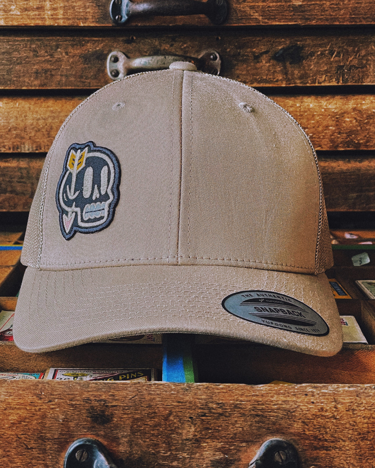 Casquette rétro trucker avec écusson "Tête de mort" brodé - MIRADOR