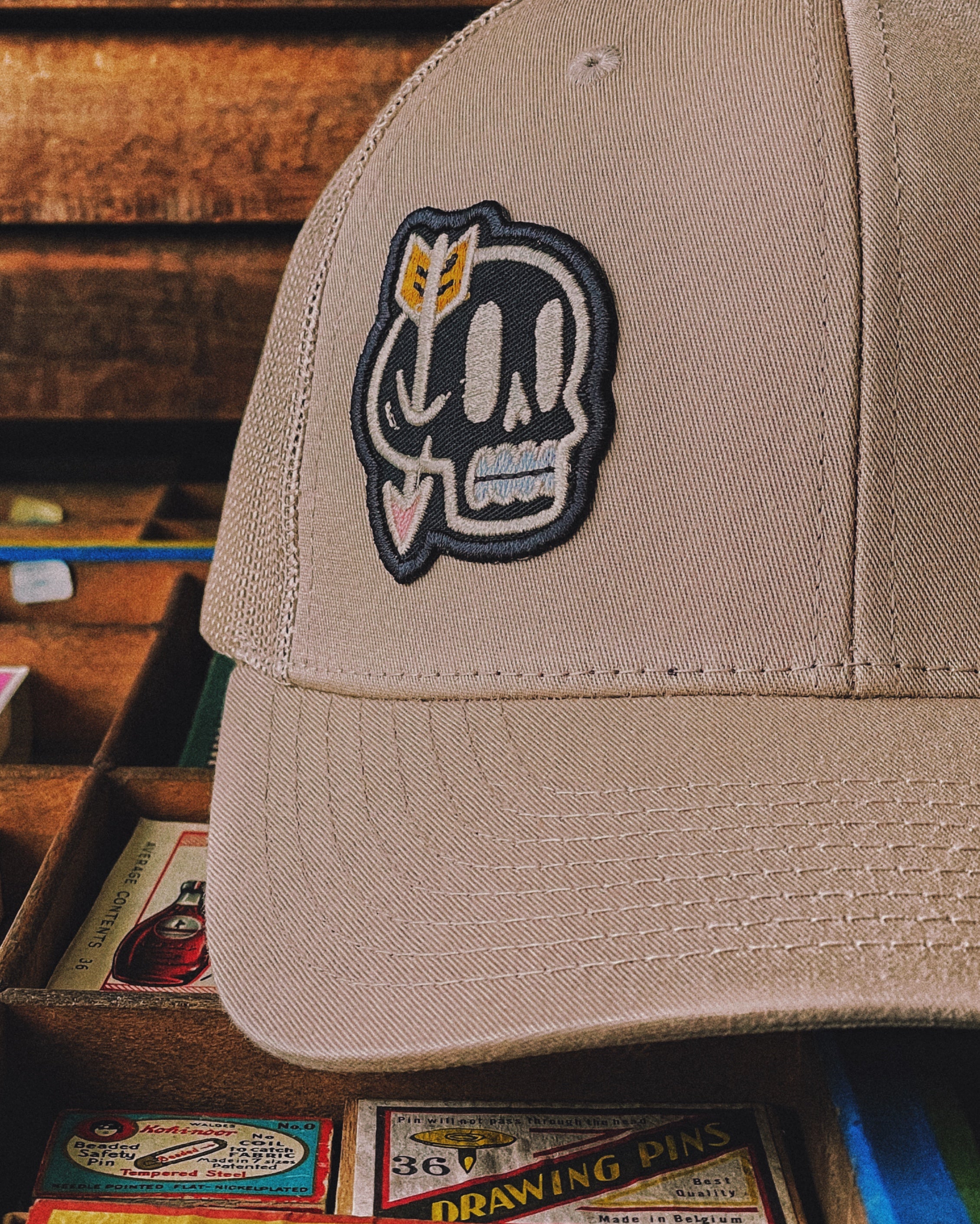 Casquette rétro trucker avec écusson "Tête de mort" brodé - MIRADOR