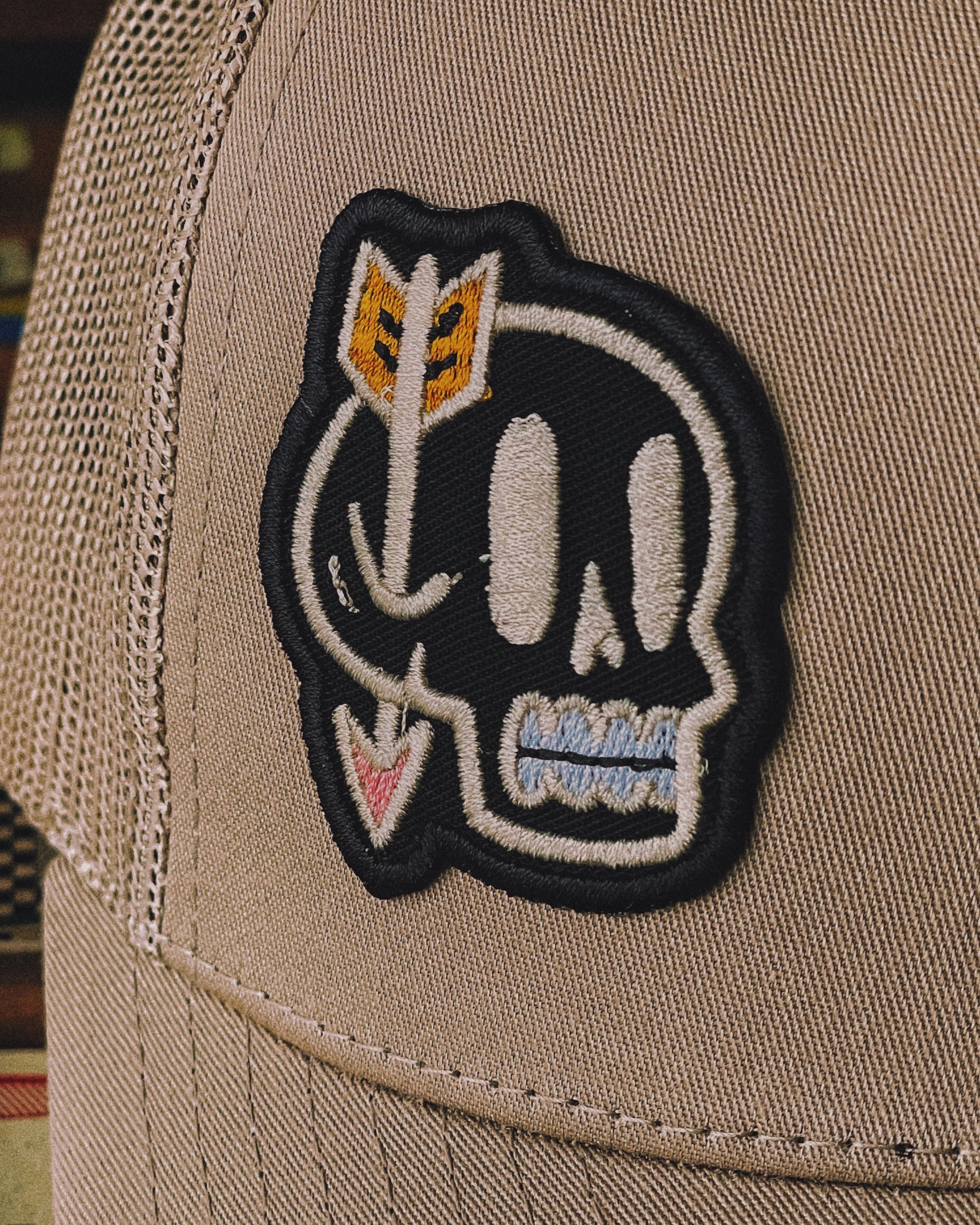 Casquette rétro trucker avec écusson "Tête de mort" brodé - MIRADOR