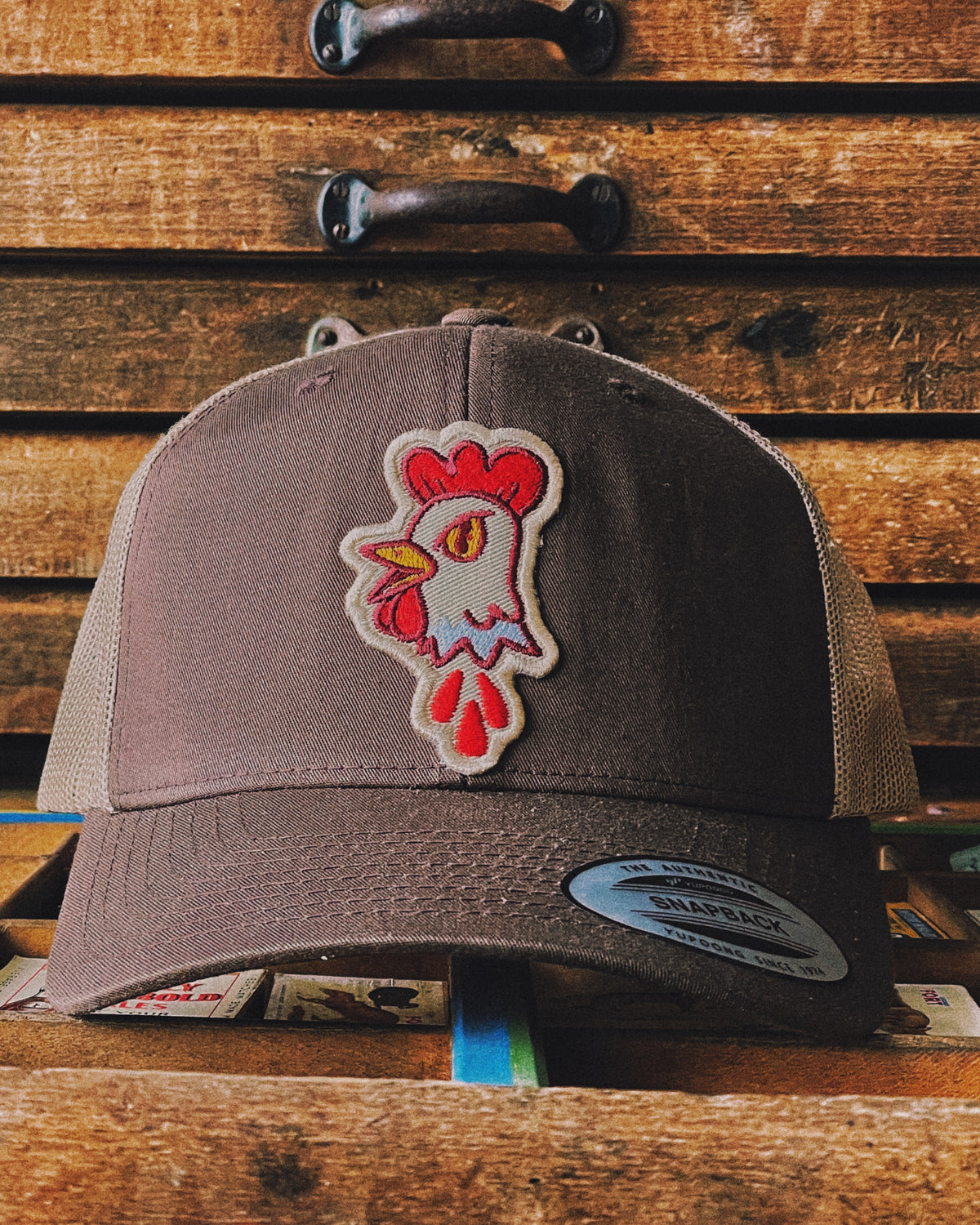 Casquette rétro trucker avec écusson Tête de coq brodé - MIRADOR