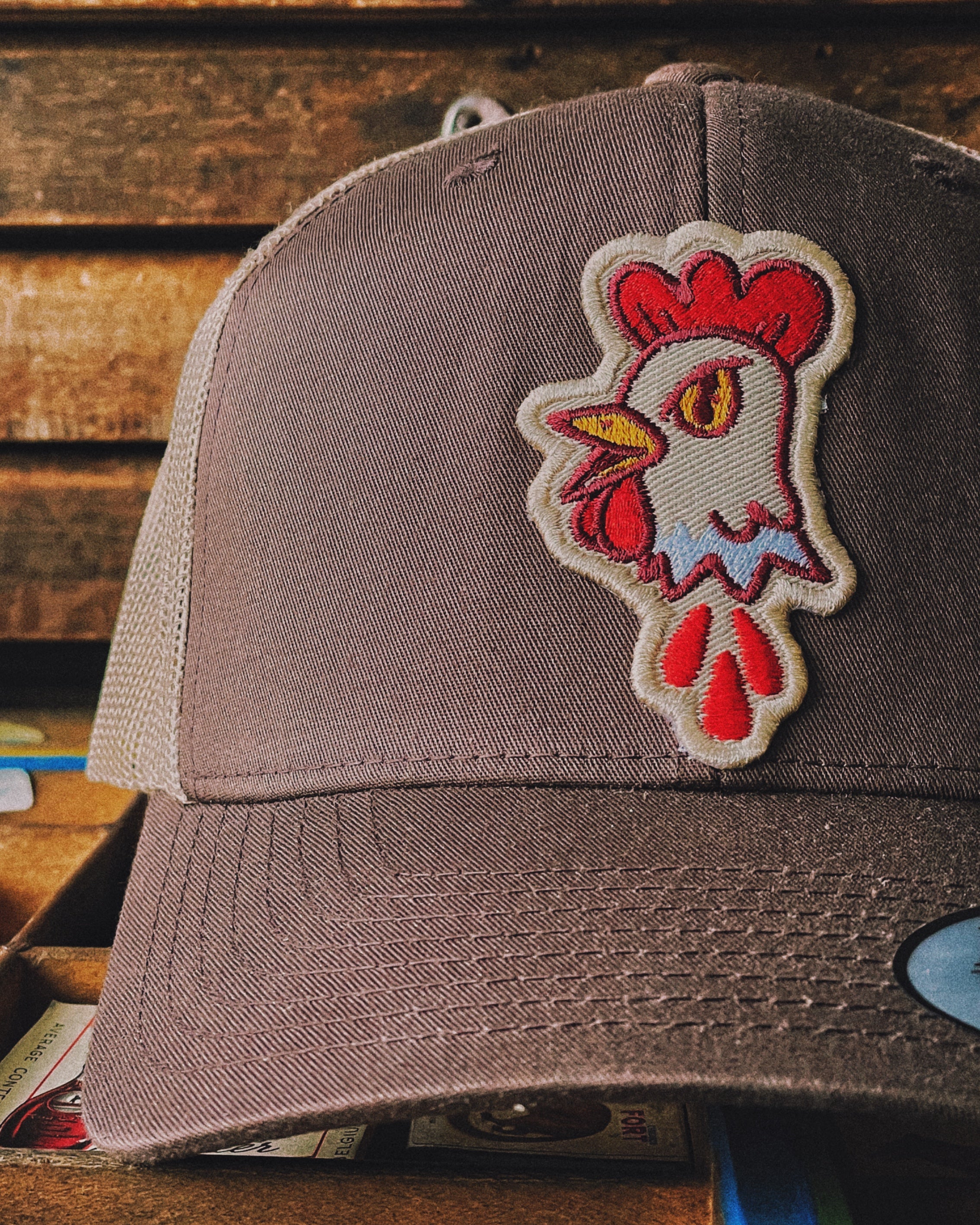 Casquette rétro trucker avec écusson Tête de coq brodé - MIRADOR