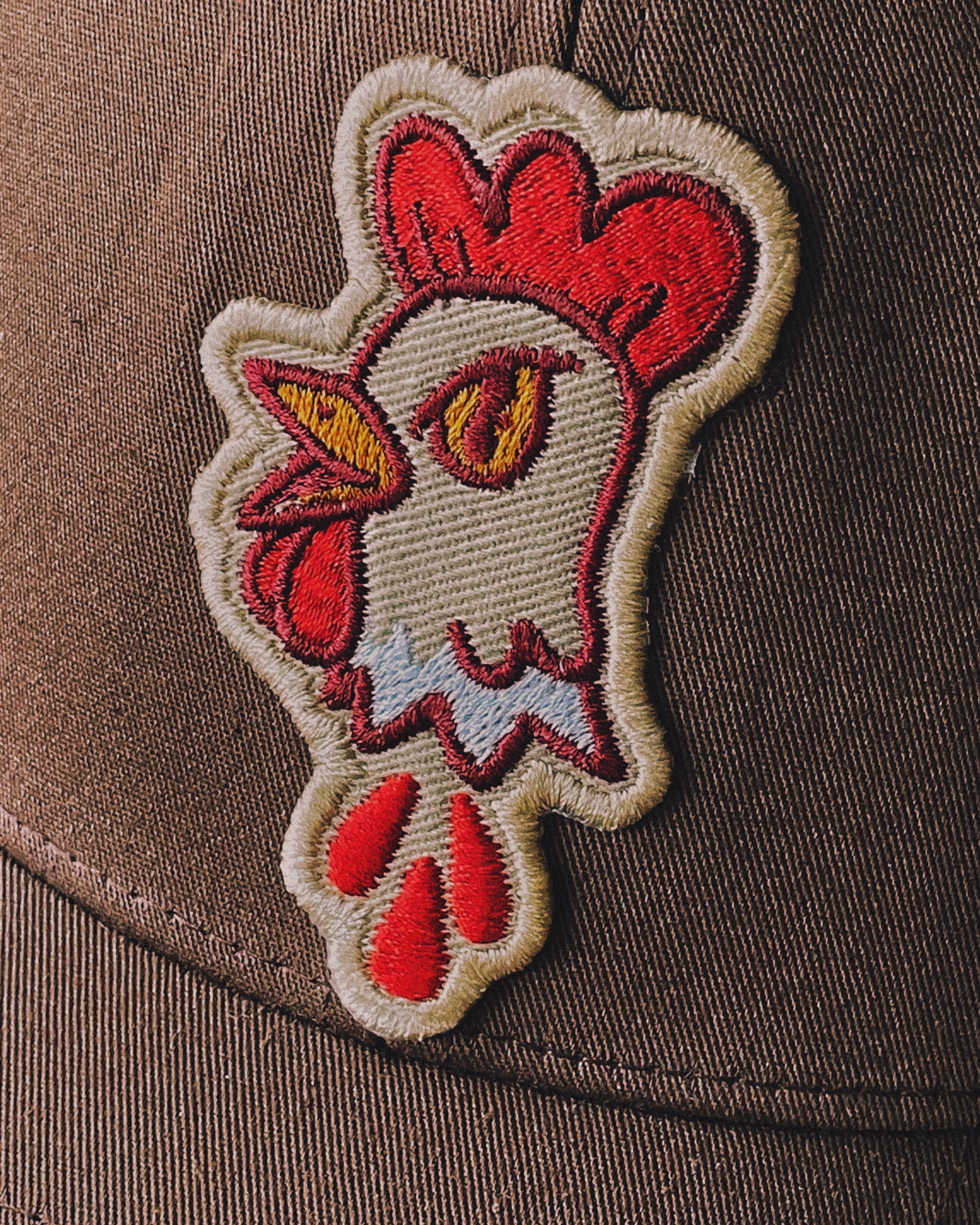 Casquette rétro trucker avec écusson Tête de coq brodé - MIRADOR