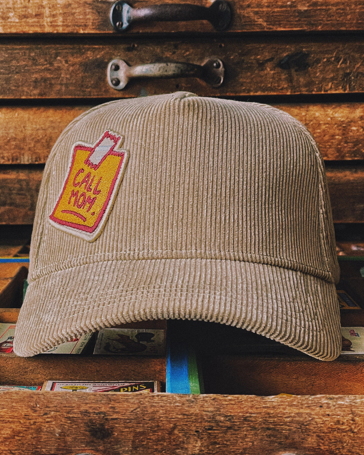Casquette velours côtelé avec écusson Call Mom brodé - MIRADOR