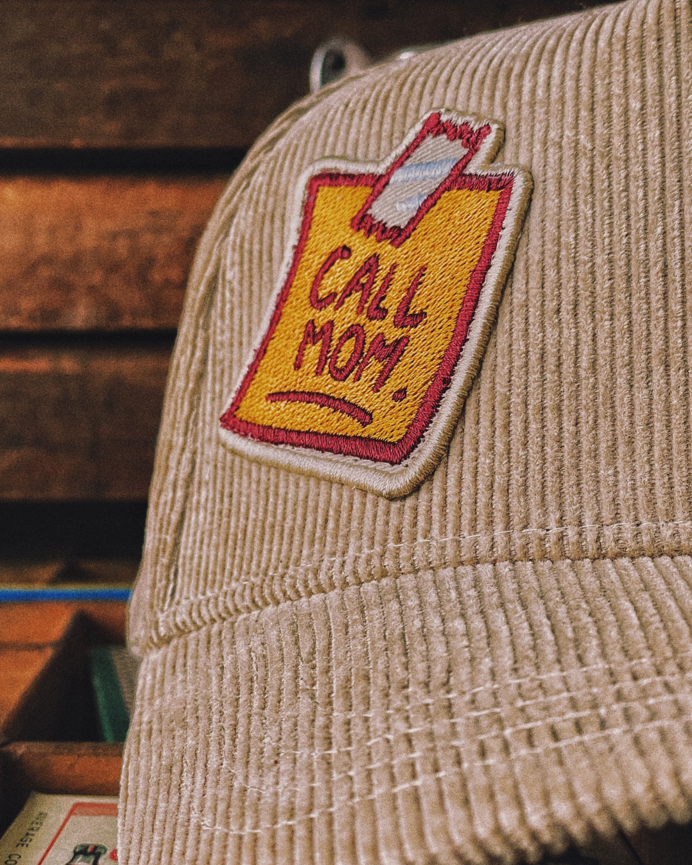 Casquette velours côtelé avec écusson Call Mom brodé - MIRADOR