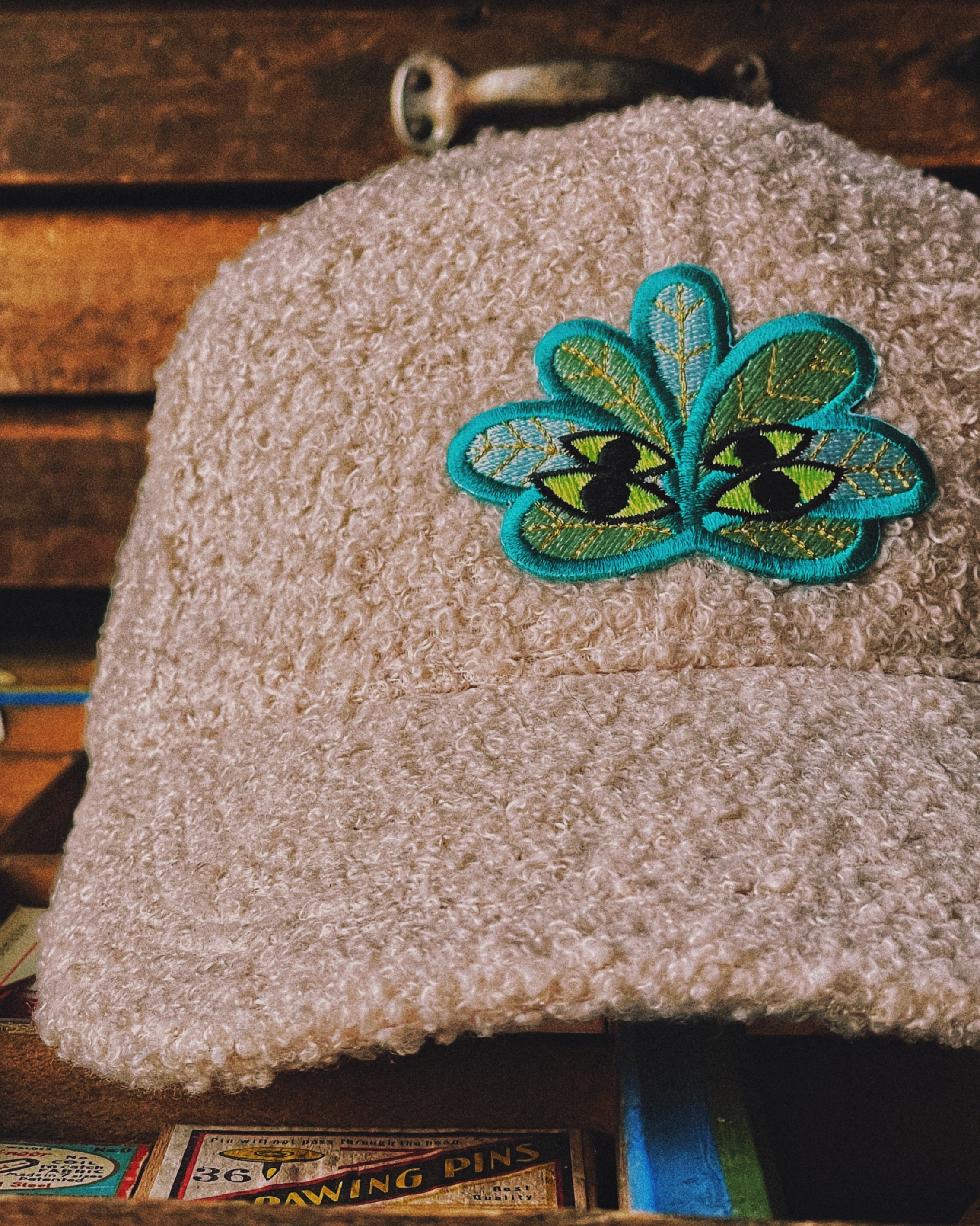 Casquette effet bouclettes avec écusson Monster Plant brodé - vue de face - zoom