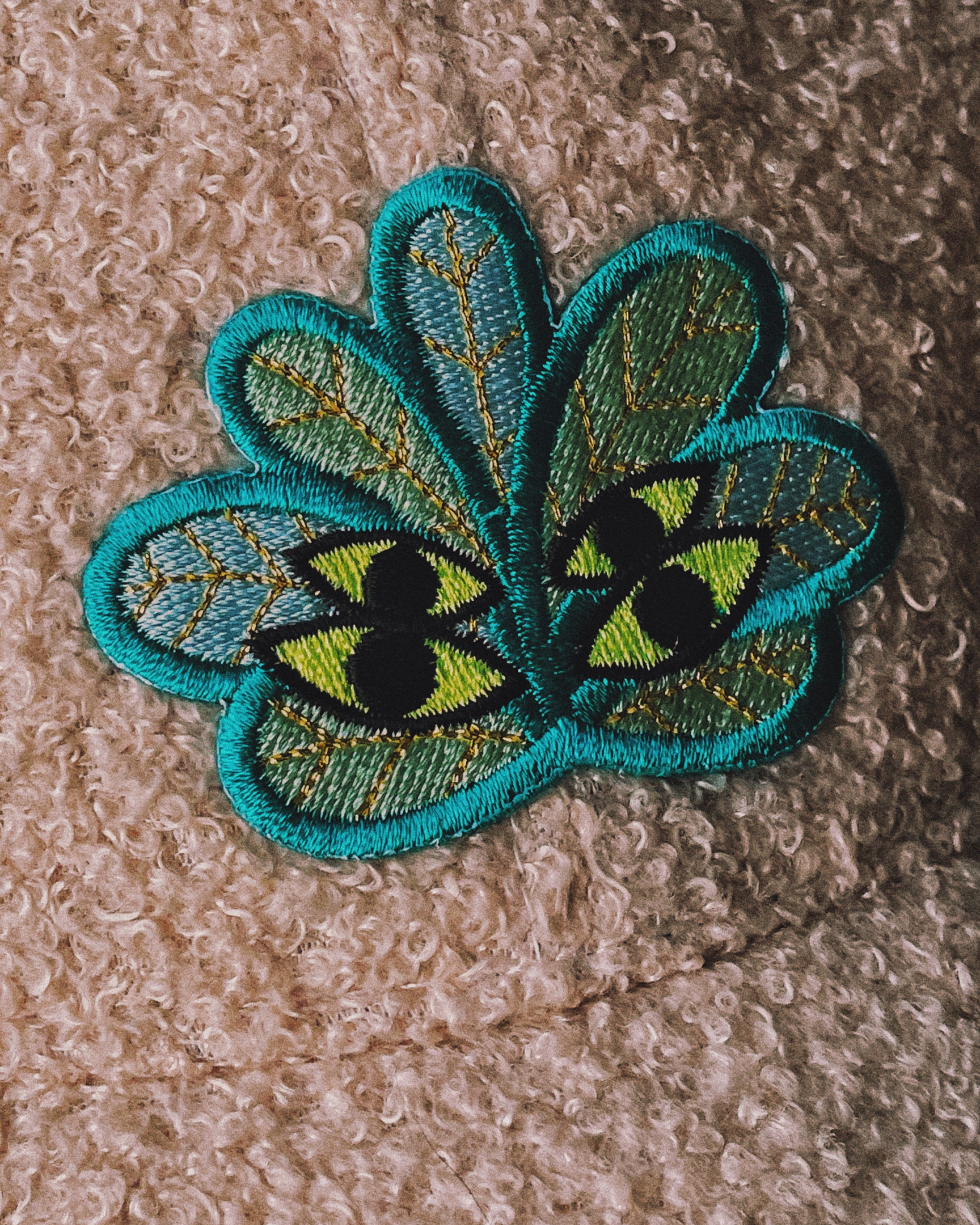Casquette effet bouclettes avec écusson Monster Plant brodé - zoom sur écusson