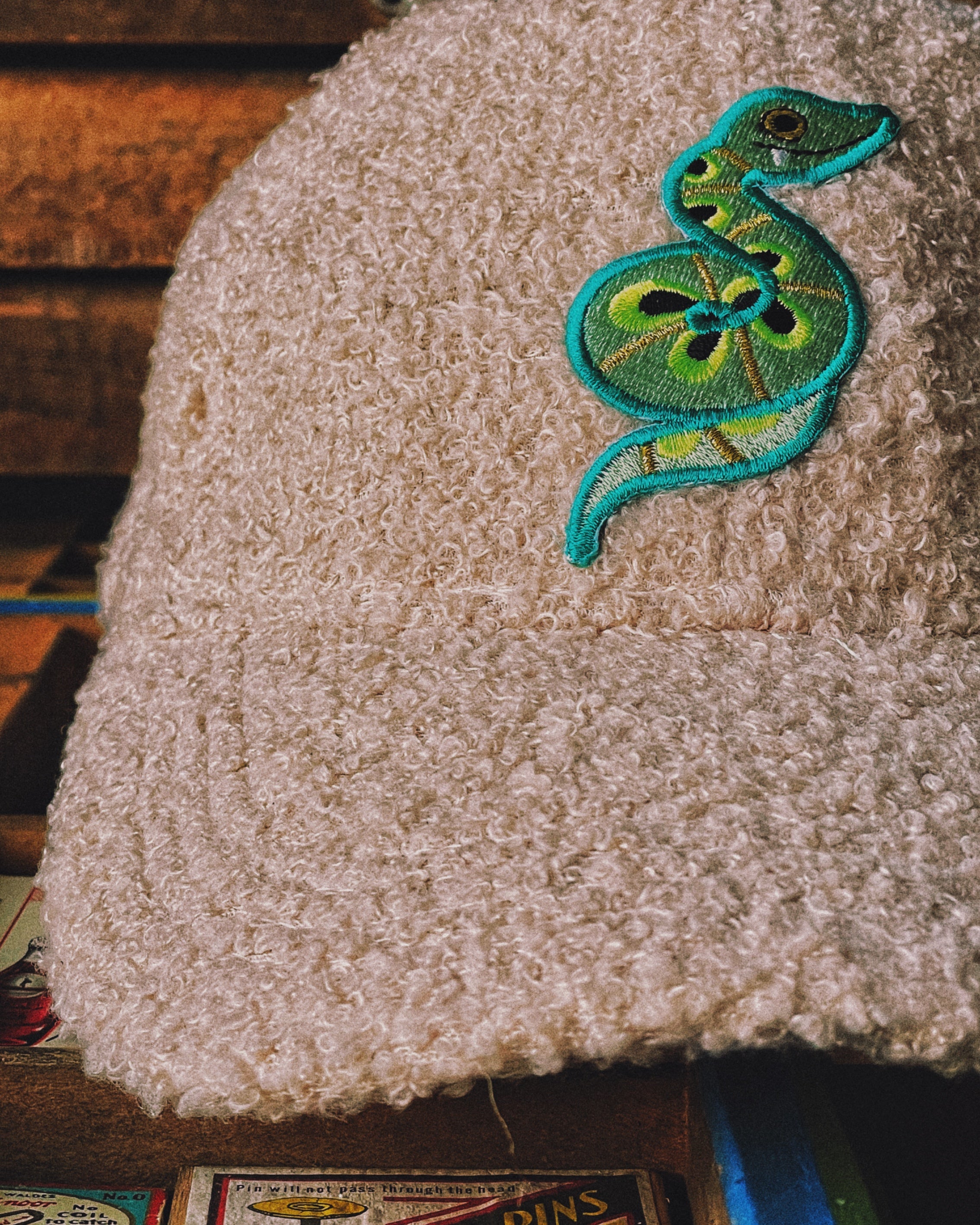 Casquette effet bouclettes avec écusson Serpent brodé - MIRADOR
