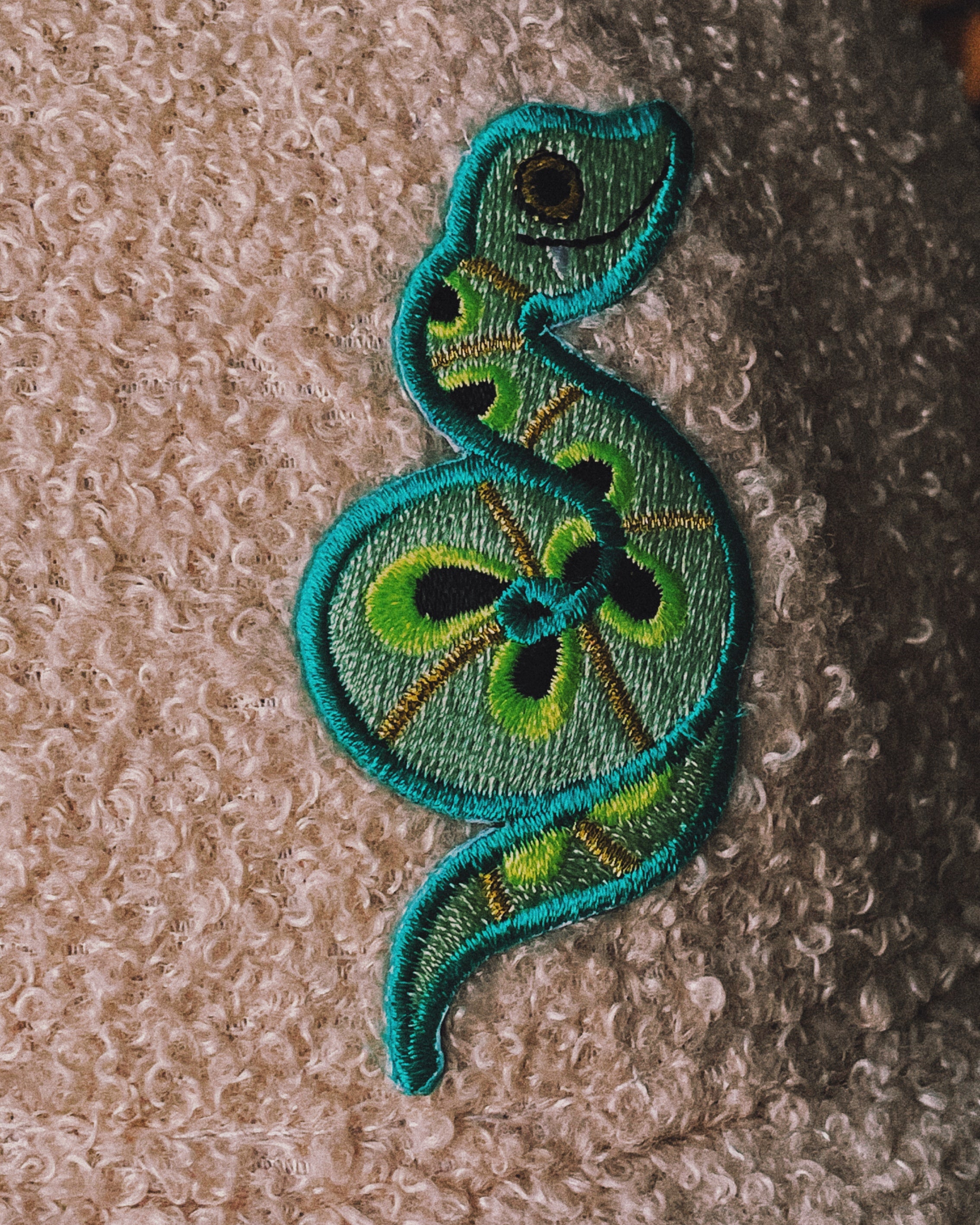 Casquette effet bouclettes avec écusson Serpent brodé - MIRADOR