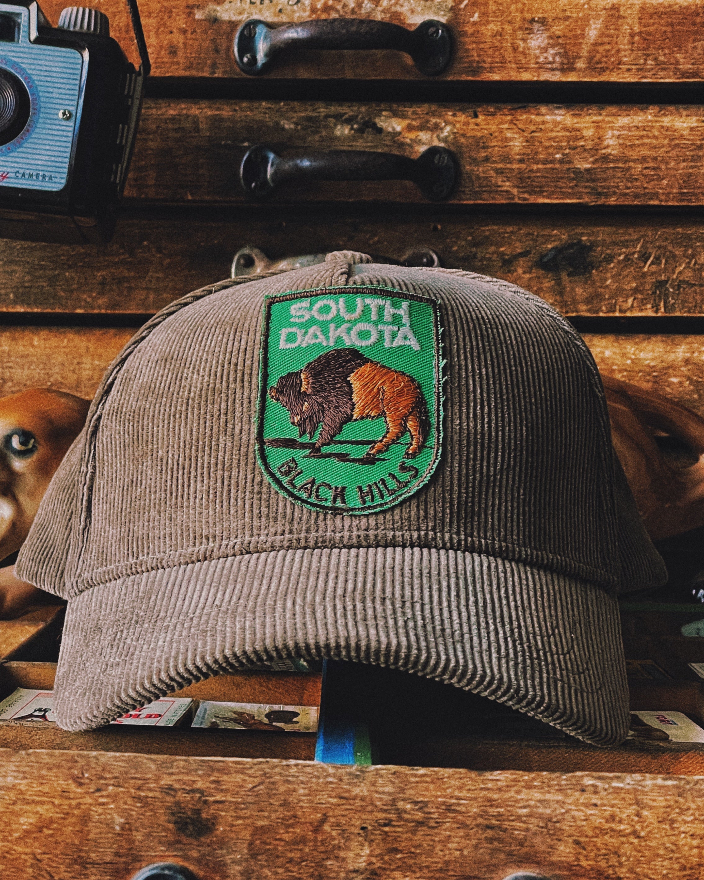 Casquette en velours avec écusson vintage "South Dakota - Black Hills"