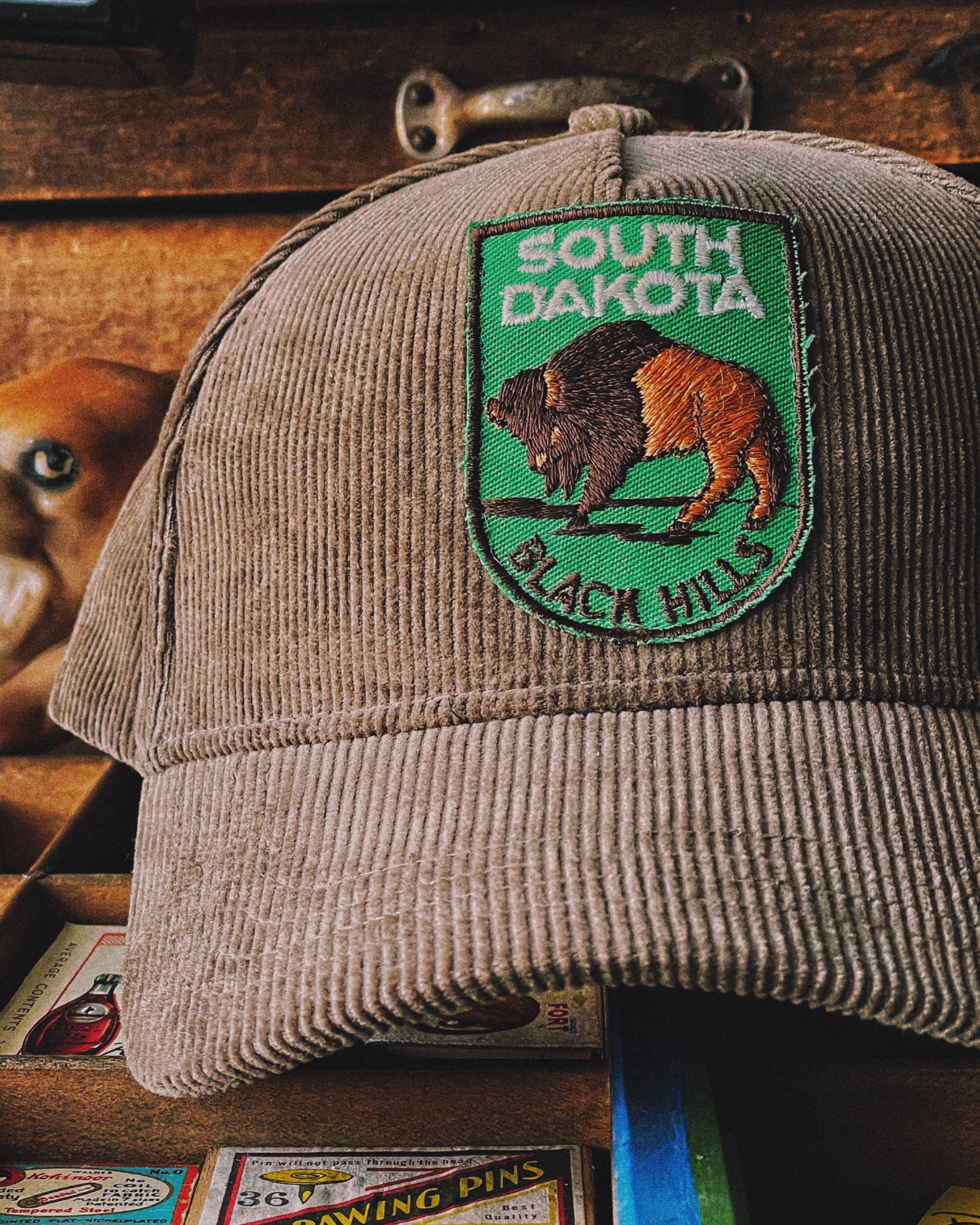 Casquette en velours avec écusson vintage "South Dakota - Black Hills"