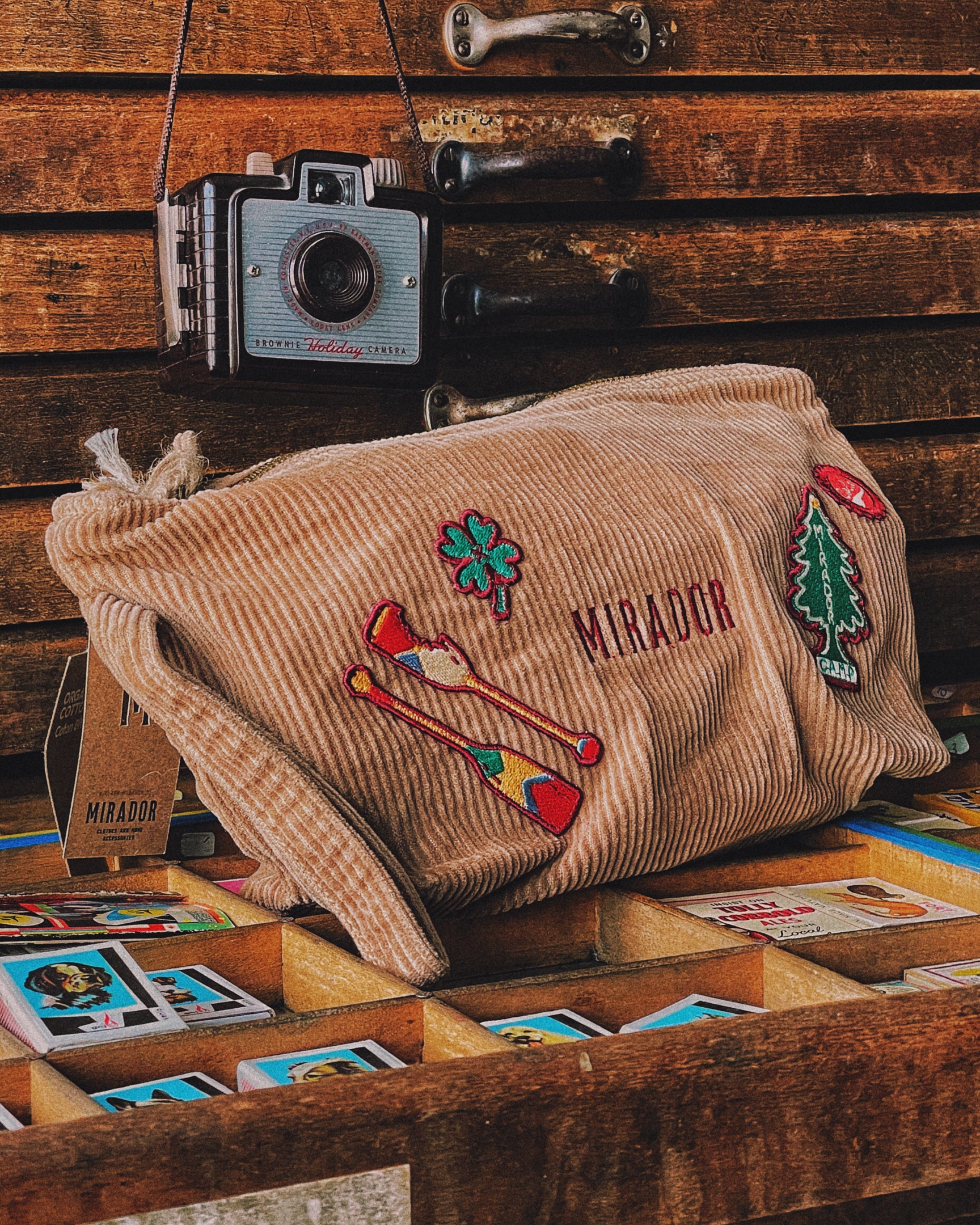 Trousse avec patchs brodés "Mirador Camp"