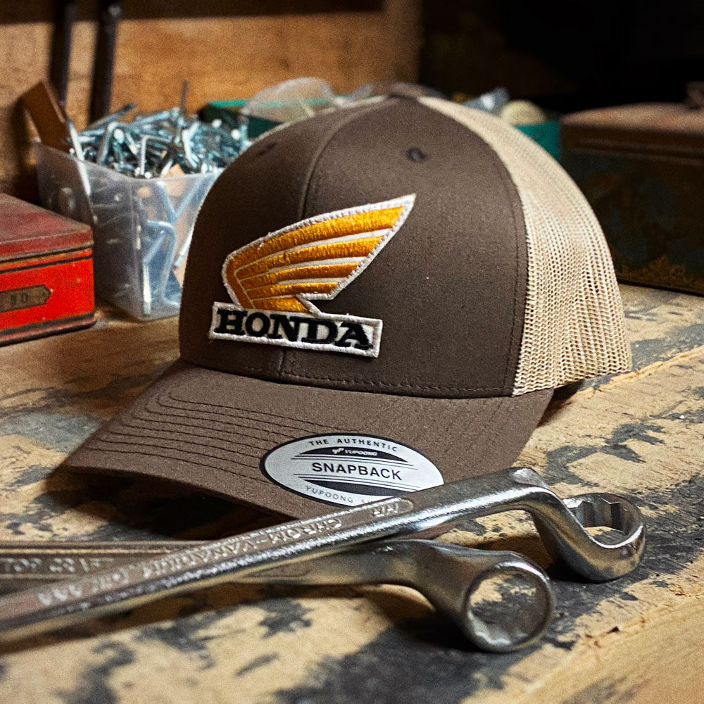 Casquette retro trucker bicolore avec écusson vintage 