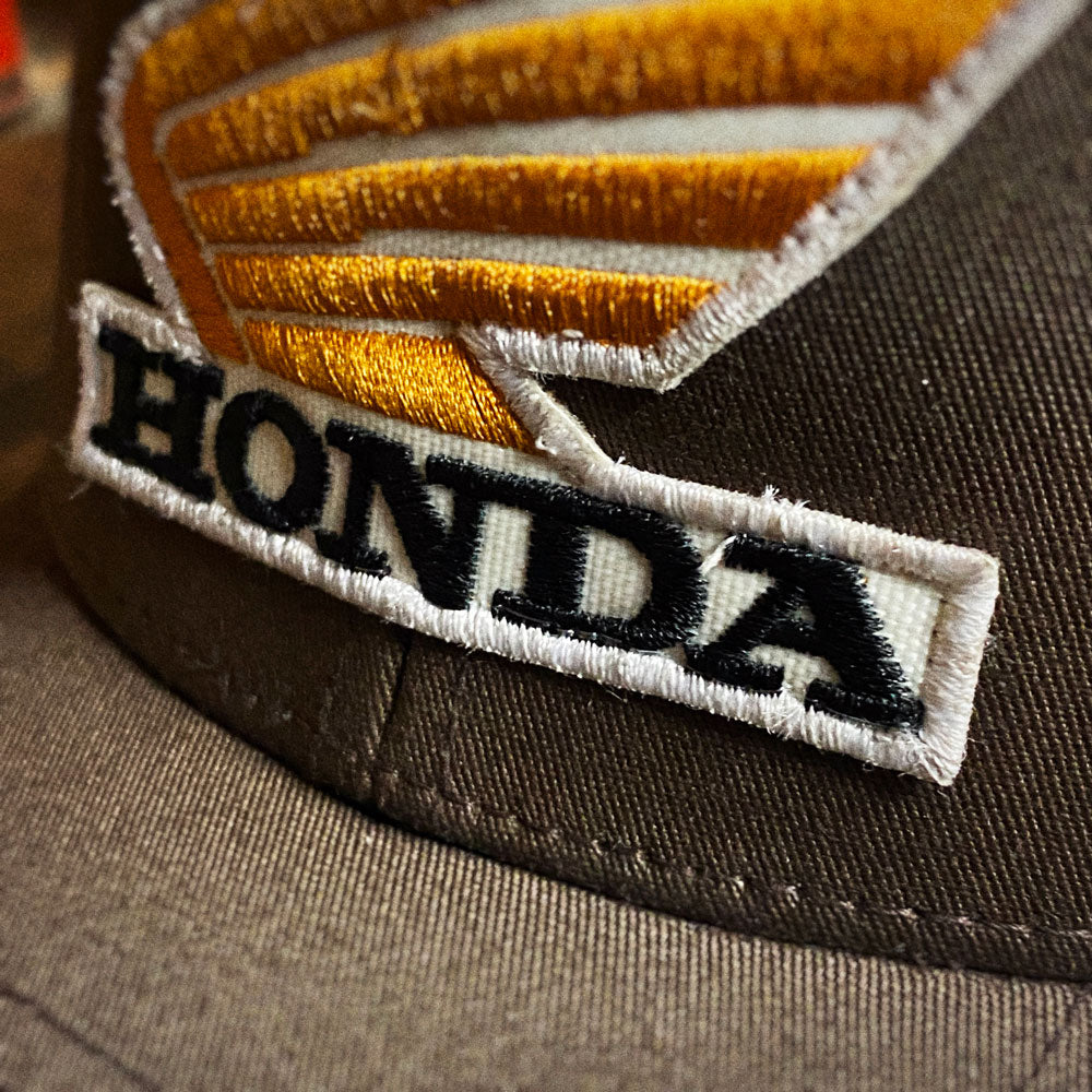 Casquette retro trucker bicolore avec écusson vintage "Honda"