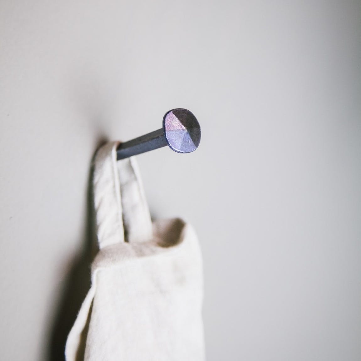 Clou en métal martelé